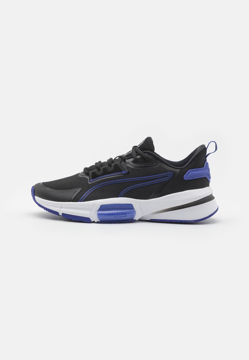 Zwarte sportieve schoenen met blauwe accenten, met een gestructureerde bovenkant, gevoerde witte tussenzool en versterkte hak voor ondersteuning.