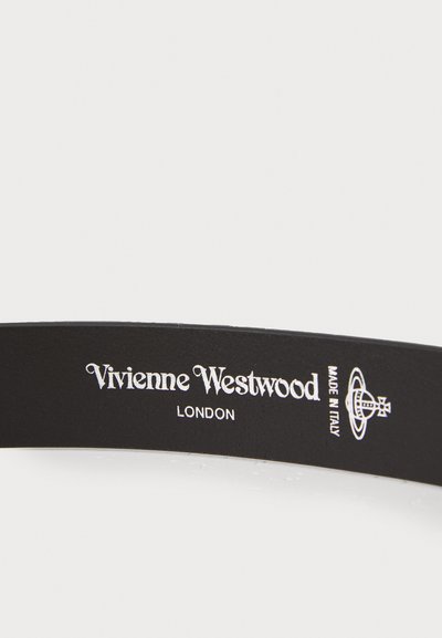 Mustan nahkapaelaga, millel on reljeefne valge tekst: "Vivienne Westwood" ja "LONDON", ühel küljel on eristuv logo.