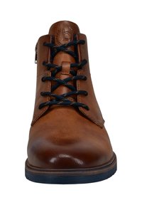 Brauner Lederstiefel bis zum Knöchel mit navyblauen Schnürsenkeln, glatter Textur, abgerundeter Zehenpartie und seitlichem Reißverschluss. Verfügt über eine kontrastierende dunkle Gummisohle.