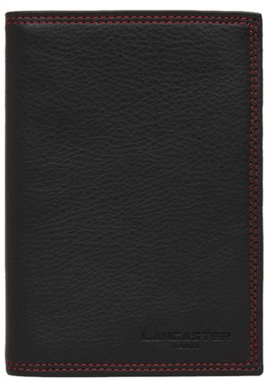 Portefeuille en cuir noir avec une finition texturée, présentant des coutures rouges le long des bords et le logo embossé "LANCASTER PARIS" à l'avant.