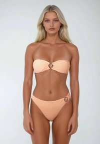 Perzikkleurige twee-delige bikini met een strapless top met een zeesteraccent en een hooggedragen onderstuk met zijdetails. Gladde textuur.