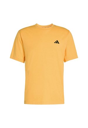 Gele katoenen t-shirt met een ronde hals en korte mouwen. Voorzien van een klein zwart Adidas-logo op de linkerborst. Soepele textuur.