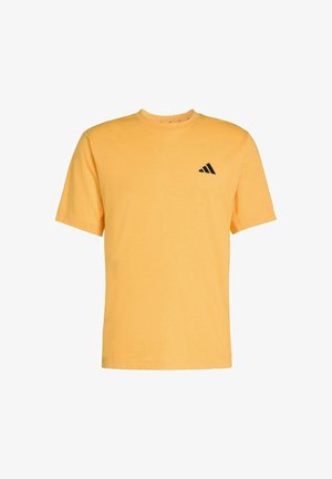 Gele katoenen t-shirt met een ronde hals en korte mouwen. Voorzien van een klein zwart Adidas-logo op de linkerborst. Soepele textuur.