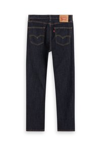 Jean droit en denim bleu foncé avec poches arrière, surpiqûres marron, patch en cuir Levi's et étiquette en tissu rouge sur la poche droite.