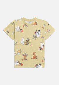 Ανοιχτό κίτρινο πουκάμισο με κοντά μανίκια, με πολύχρωμους χαρακτήρες Moomin, μήλα, λουλούδια, ήλιο και σύννεφα τυπωμένα σε όλο το ύφασμα.