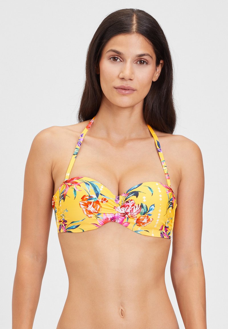Geel bandeau bikini top met bloemenpatroon, gevormde cups en verstelbare schouderbanden. Heeft een draaite detail in het midden en een gladde textuur.
