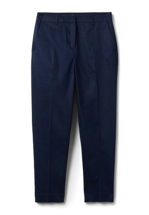 Marineblauwe, op maat gemaakte broek met riemlussen, zijzakken, voorvouwen en een verborgen sluiting aan de voorkant, plat getoond op een witte achtergrond.