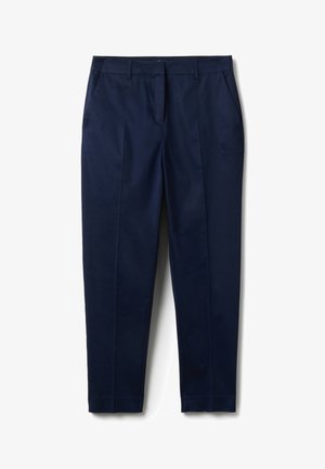 Marineblauwe, op maat gemaakte broek met riemlussen, zijzakken, voorvouwen en een verborgen sluiting aan de voorkant, plat getoond op een witte achtergrond.