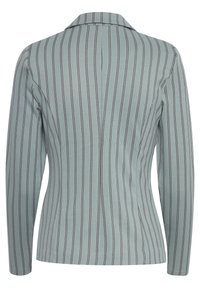 Blazer pour femmes bleu clair à fines rayures verticales noires, manches longues et col à revers, vu de dos.