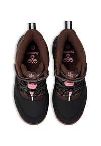 Sorte og brune vandtætte sko med pink accenter og reflekterende snørebånd, der har en polstret krave og en struktureret indersål.