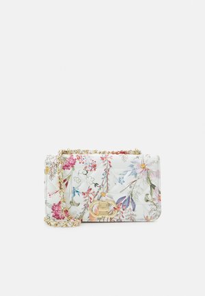 Sac bandoulière blanc matelassé avec imprimé floral multicolore, bandoulière chaîne dorée et fermoir ovale doré sur fond uni.