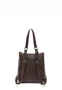 Hnědý batoh z umělé kůže s přední kapsou na zip, dvěma nastavitelnými popruhy a strukturovaným tvarem. Hladký povrch s minimálním zdobením.