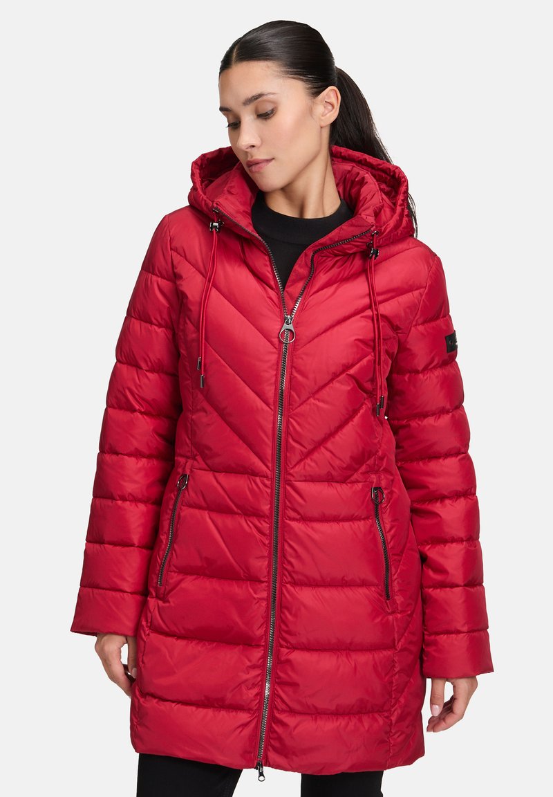 Rote gepolsterte Jacke mit Kapuze, ausgestattet mit einem Zickzackmuster, Reißverschluss und zwei seitlichen Reißverschlusstaschen. Glatte Textur mit verstellbaren Kordeln.