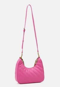 Quilted rosa handväska med en böljande form, prydd med en guldkedjeaccent på remmen och en slät yta. Justerbar axelrem ingår.