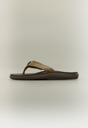 Hnědá žabková sandála s látkovým páskem s žlutým prošíváním a mírně tvarovanou tmavou podrážkou na jednobarevném pozadí.