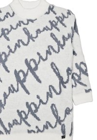 Maglione bianco a maglia con un motivo script grigio e peloso che ripete la parola "felicità". Collo alto e polsini a coste.