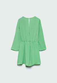 Robe vert clair à manches longues avec taille cintrée et fermeture au dos en forme de goutte, présentée sur un fond clair uni.