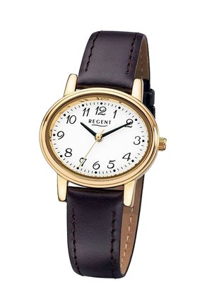 Montre ronde en or avec cadran blanc, chiffres arabes noirs, aiguilles des heures et des minutes noires, aiguille des secondes en or, et bracelet en cuir marron foncé.