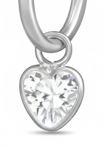 Hartvormige kristalhanger met een gefacetteerd oppervlak. Bevestigd aan een metalen lus met zilverkleurige afwerking, voorzien van een gepolijste look.