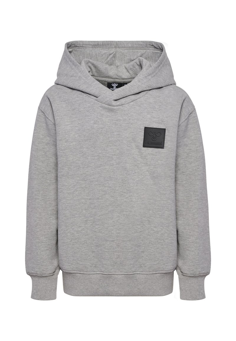 Grå hoodie med en avslappnad passform, som har en stor luva, ribbade muddar och en strukturerad svart logotyppatch på bröstet. Mjuk tygtextur.