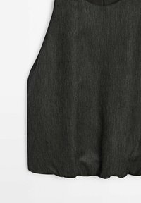 Zwarte mouwloze top van zacht, gestructureerd stof. Kenmerkt zich door een losse pasvorm met een afgeronde zoom en subtiele glans, ideaal voor casual kleding.