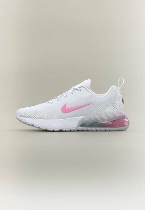 Încălțăminte sport albă cu sigla Nike roz, partea superioară din plasă, talpă albă și călcâi roz translucid, prezentată din profil pe un fundal simplu.