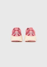 Ροζ αθλητικά παπούτσια με μαλακό άνω μέρος από δίχτυ, επενδεδυμένο γιακά και χοντρή κρεμ σόλα. Διαθέτει ροζ λεπτομέρειες και λογότυπο στη φτέρνα.