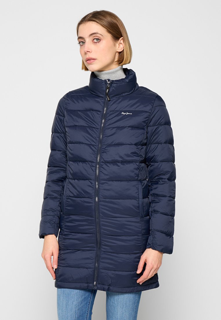 Marineblauer Daunenmantel mit hohem Kragen, vertikalen Nähten, zwei seitlichen Taschen und einem Reißverschluss auf der Vorderseite. Leichtgewichtig mit glatter Textur.