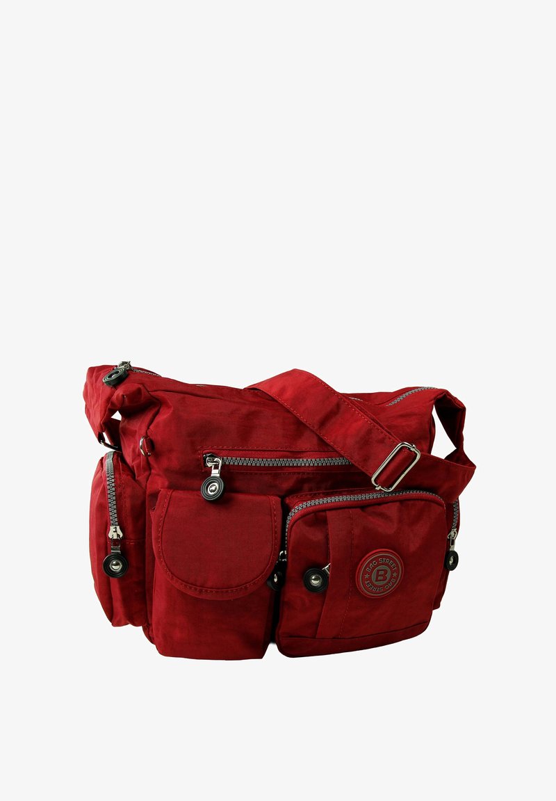 Rote Stoff-Schultertasche mit mehreren Reißverschlussfächern, einer abgerundeten Fronttasche und einem Logopatch. Verstellbarer Tragegurt für zusätzliche Bequemlichkeit.