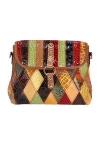 Sac à main en cuir multicolore présentant un design en patchwork avec des motifs en losange, accentué par une sangle à boucle et un rabat supérieur contrastant.