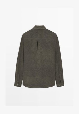 Camicia a maniche lunghe verde oliva scuro con piega posteriore e polsini con bottoni, mostrata distesa con il retro in vista.