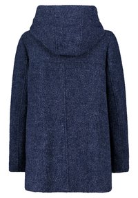 Granatowy płaszcz z kapturem o teksturowanym wykończeniu przypominającym wełnę, posiadający prosty krój i brak widocznych zapięć z tyłu.