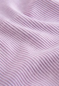 Svetlofialová rebrovaná látka s textúrovaným povrchom, obsahujúca jemné vlnkové vzory a mäkký, ohybný materiál.