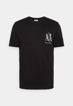 Camiseta negra de manga corta y cuello redondo con el logo blanco de Armani Exchange en el pecho izquierdo.