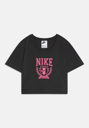 Camiseta negra corta hecha de algodón. Presenta un gran logo rosa de Nike con el texto "Oregon" y acentos decorativos de laurel. Cuello redondo, mangas cortas.