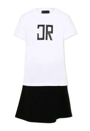 Vestito bianco manica corta con lettere nere "CR" sul petto e gonna nera unita attaccata in vita.