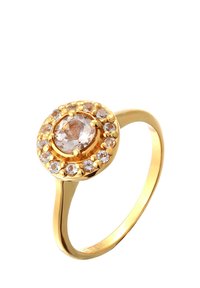 Goldring mit einem zentralen runden Stein, umgeben von einem Halo aus kleineren Steinen, mit einem glatten Band und polierter Oberfläche.