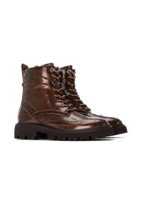 Botas de tobillo de cuero marrón brillante con cordones en la parte delantera, paneles texturizados y suela de goma negra resistente. Presenta ojales de metal y detalle de costura.
