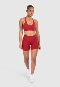 Smilodox CETRINA SEAMLESS SCRUNCH  - Shorts - dunkel rot