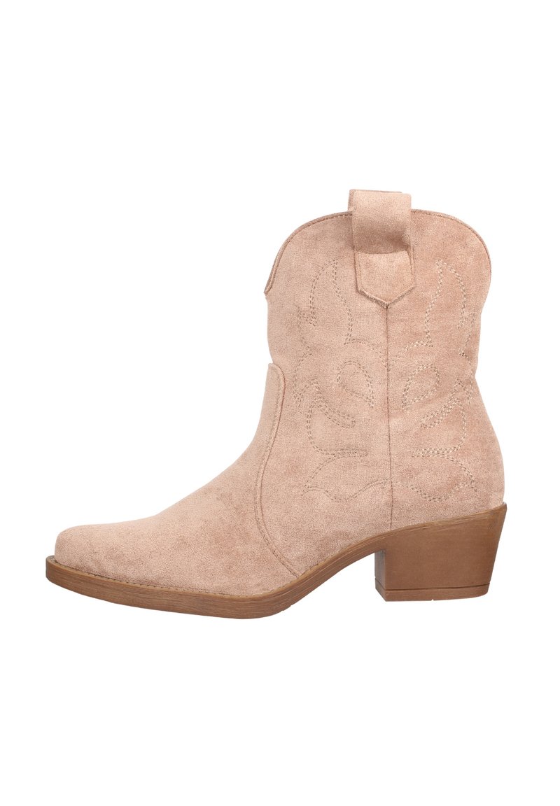 Bota de cowboy de ante beige con punta afilada, patrones florales bordados y un tacón de madera apilada. Cuenta con una lengüeta para facilitar su uso.