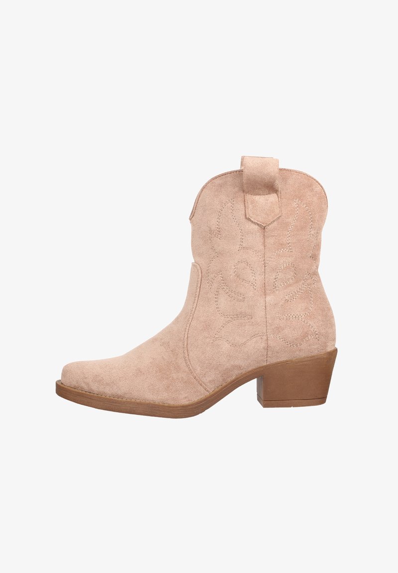 Bota de cowboy de ante beige con punta afilada, patrones florales bordados y un tacón de madera apilada. Cuenta con una lengüeta para facilitar su uso.