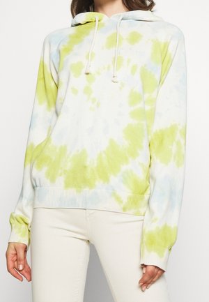 Sweat-shirt à capuche en tissu doux, présentant un motif tie-dye vert et bleu sur une base blanche. Poignets et ourlet côtelés.