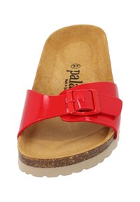 Röd halksandals med ett glänsande rem, justerbart spänne och en korkfotbädd. Sulan är beige med en texturerad yta för grepp.