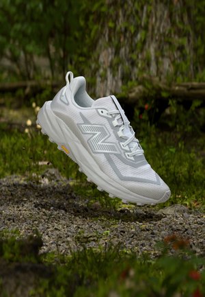 New Balance, REBEL - Обувки за бягане по пресечен терен - white/silver-coloured metallic