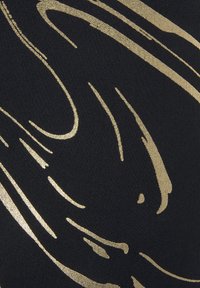 Schwarzer Stoff mit metallisch goldenen, wirbelnden Linien und Akzenten, die ein strukturiertes Muster mit variierender Dicke und Fluss erzeugen.