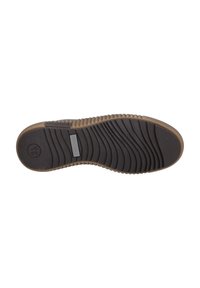 Suola di scarpa in gomma scura con superficie testurizzata, caratterizzata da scanalature orizzontali e verticali e un piccolo etichetta con logo. Punta arrotondata.