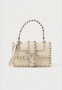 Beige läderhandväska med flätad kant, handtag upptill, avtagbar axelrem och silverfärgat fågelformat spänne på framfliken.