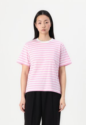 T-shirt en coton rayé rose et blanc avec un col rond et des manches courtes, présentant une coupe décontractée et un tissu légèrement texturé.