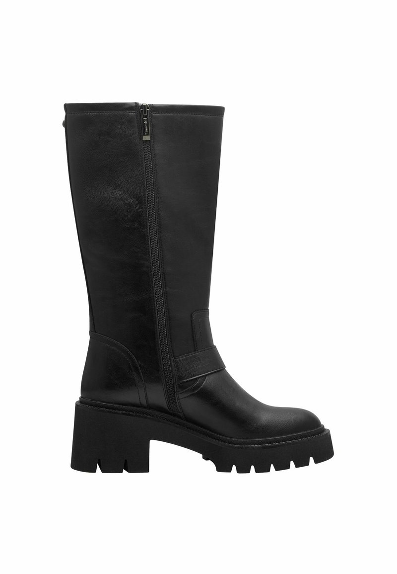 Zwarte leren kniehoge laars met een zijklep, robuuste plateauzool en brede hak. Glad materiaal met minimale details en een strakke silhouet.