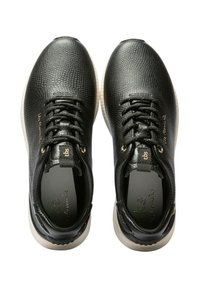 Baskets noires avec un dessus texturé à motif reptilien, dotées de lacets noirs, d'œillets dorés et d'une semelle en caoutchouc blanche.